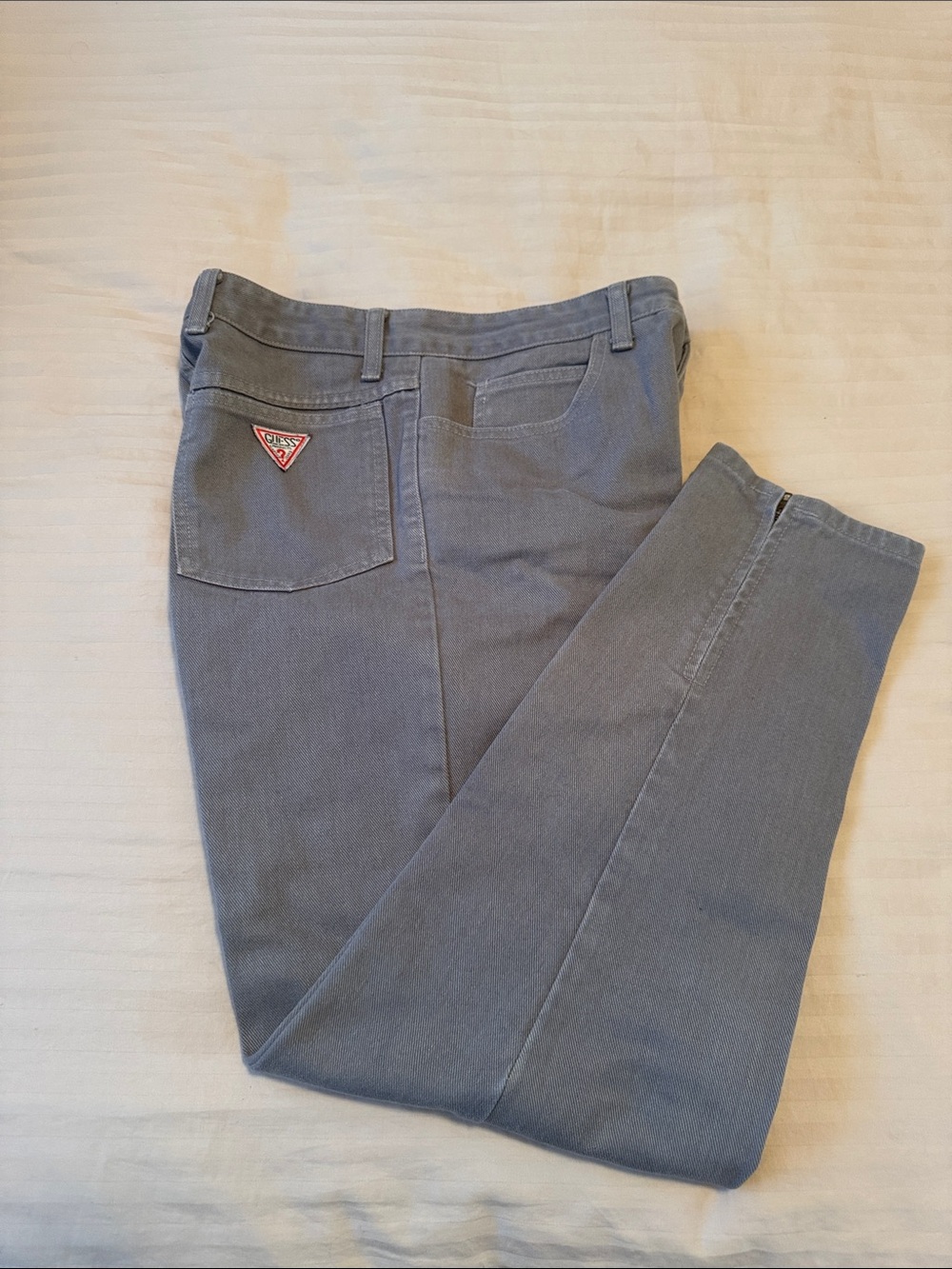 Guess - classic 90s Gray Straight-Leg Jeans with Zippers at ankles